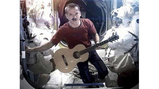Astronauta cantante se despidió del espacio con un tema de Bowie