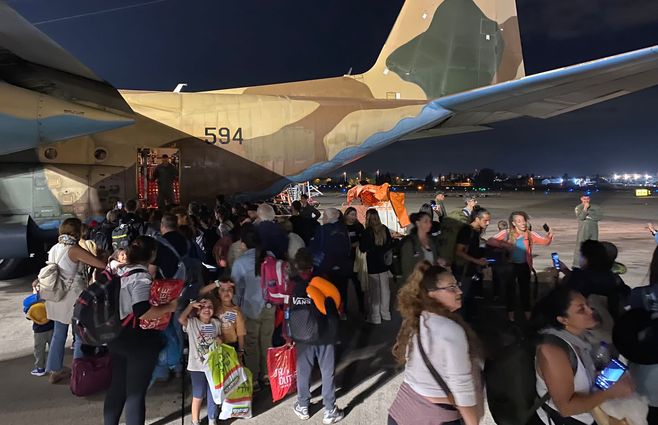 Foto: pasajeros abordaban el Hércules en su segundo vuelo.&nbsp;