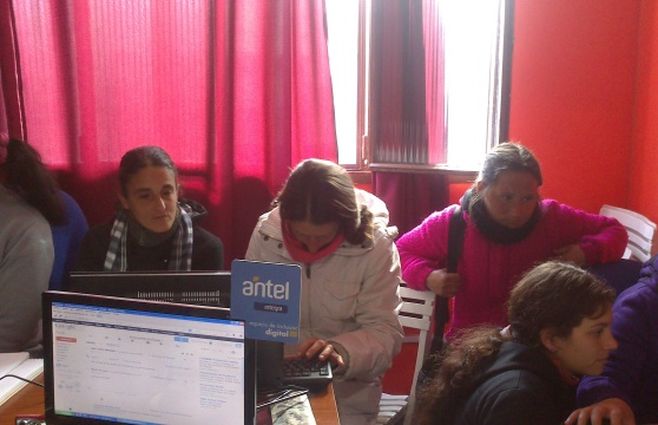 Grupo Uruguay Trabaja La Paz se capacitan en Alfabetización Digital en el año 2013. 