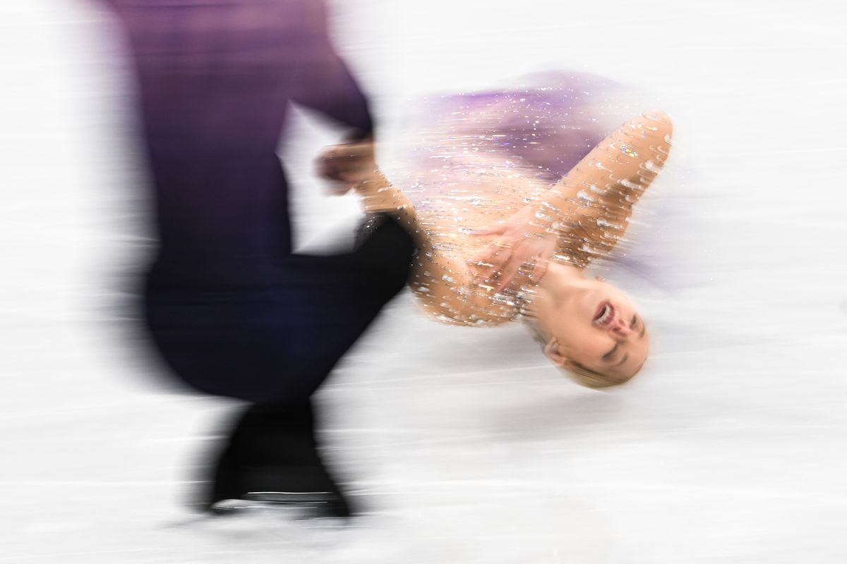 Alexa Knierim  yBrandon Frazier de EE. UU. compiten en patinaje durante los JuegosOlímpicos de Invierno de Beijing 2022.