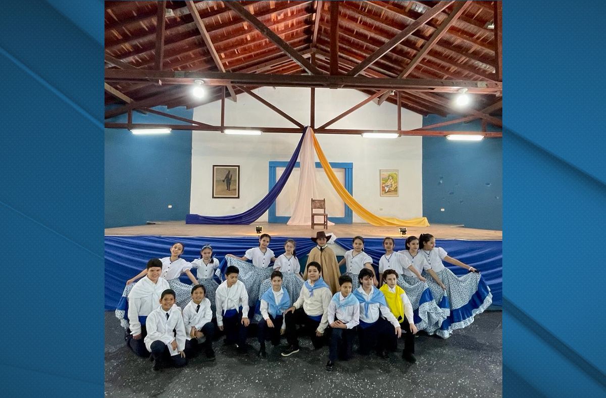 En Asunción, la Escuela Artigas celebró la Independencia uruguaya con danzas típicas. Foto: Twitter MRREE