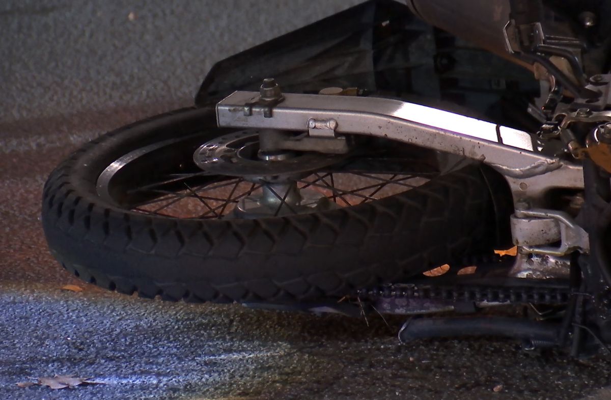 Motociclista está grave tras ser encandilado por un auto, chocar contra una cuneta y salir despedido