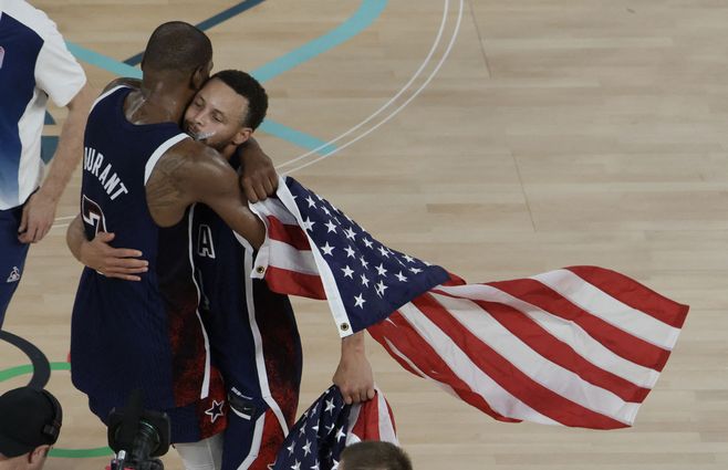 Durant y Stephen Curry festejan en oro olímpico de Estados Unidos en París 2024. Foto: AFP