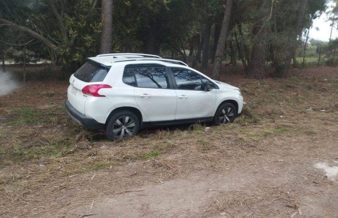 Foto: Policía de Canelones. Camioneta hallada abandonada; tenía luces intermitentes, rojas y azules, en su interior.