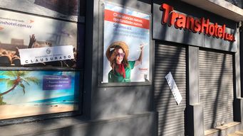 La agencia TransHotel este jueves, con el cartel de clausurado. Foto: Emiliano Gutiérrez, camarógrafo de Subrayado.