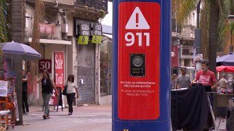 Foto: Subrayado. Tótem de la Policía ubicado en Plaza Matriz, Ciudad Vieja.