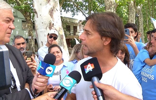 Luis Lacalle Pou en manifestación por NO.jpg