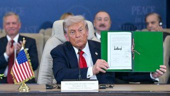 Trump muestra su firma en el acuerdo de paz para Gaza y Medio Oriente. Foto: AFP