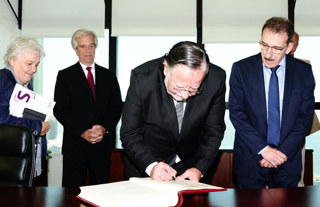 Bayardi firma como ministro de Defensa el 8 de abril de 2019