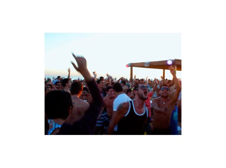 Playa y música electrónica en el atardecer de Bikini