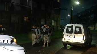 una mujer murio y un hombre esta grave tras un ataque a balazos en un complejo de viviendas en malvin norte