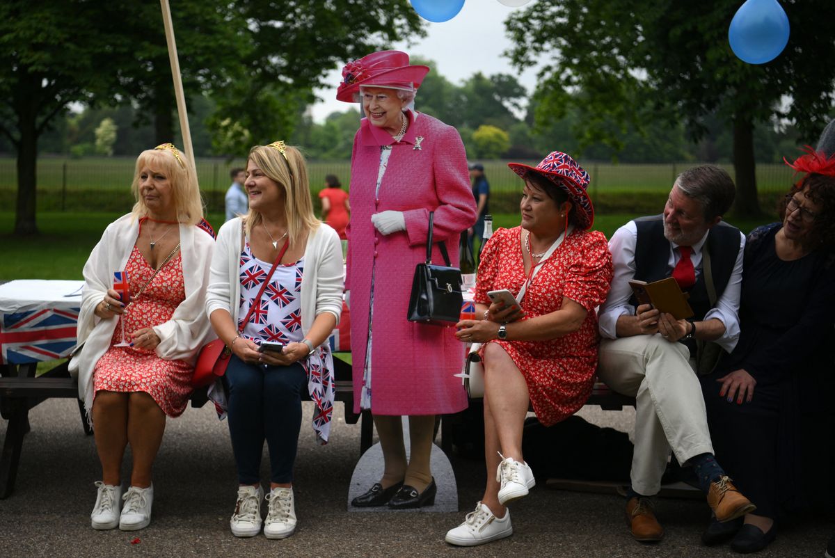 Una fotografía tamaño natural de la Reina Isabell II en el Gran Almuerzo del Jubileo en The Long Walk en Windsor el 5 de junio de 2022 como parte de las celebraciones.&nbsp;