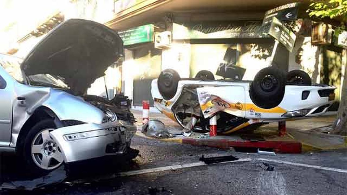 Espectacular accidente entre dos taxis y un auto