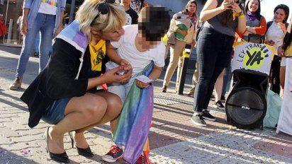 Nicole Vázquez y su sobrino a la salida del juzgado.&nbsp;