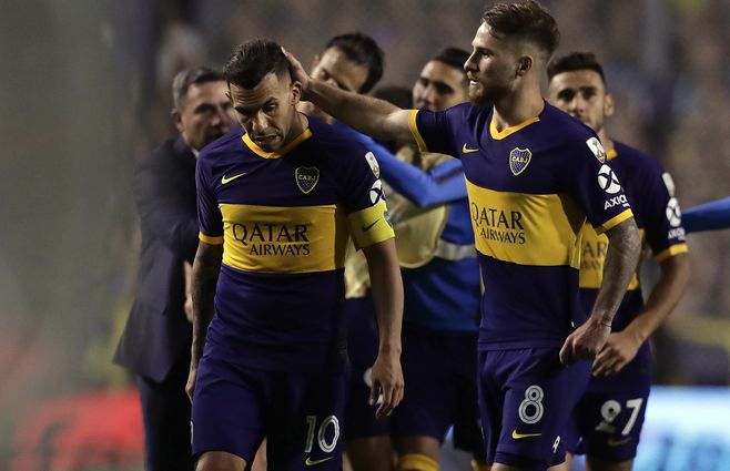 Carlos Tévez se retira derrotado de la Bombonera, pese a que su equipo ganó. No alcanzó y los bosteros quedaron fuera de la fibal de Copa Libertadores. A los 35 años, no sabe si habrá otra oportunidad