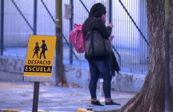 niños-escuela-despacio-cartel-transito-madre-alumna