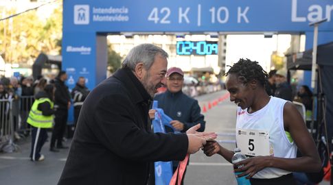 Bergara entrega la medalla a uno de los competidores en la maratón de esten domingo. Foto: Intendencia de Montevideo. Bergara entrega la medalla a uno de los competidores en la maratón de esten domingo. Foto: Intendencia de Montevideo.