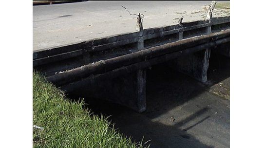 Tiraron a un anciano desde un puente para robarle y falleció