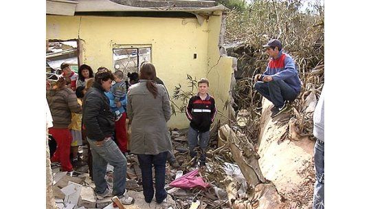 Dos casas quedaron destrozadas por caída de árboles en Colón