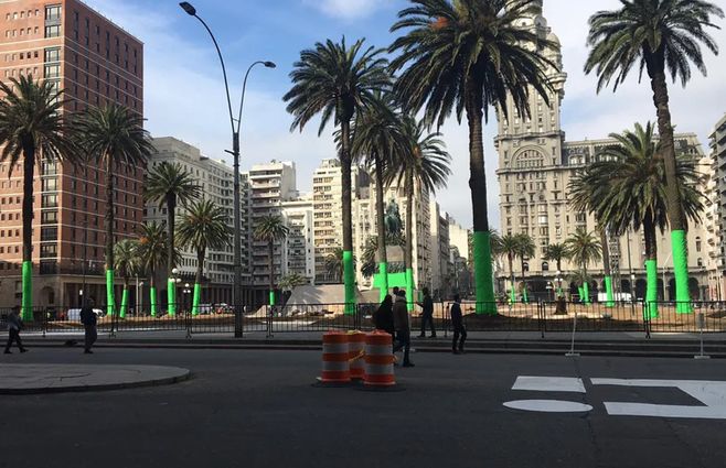 Cambios en la plaza Independencia, en 2018, con motivo del rodaje de la serie.
