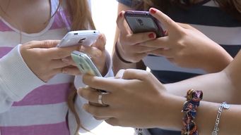 chile aprueba ley que prohibe uso de celulares en colegios