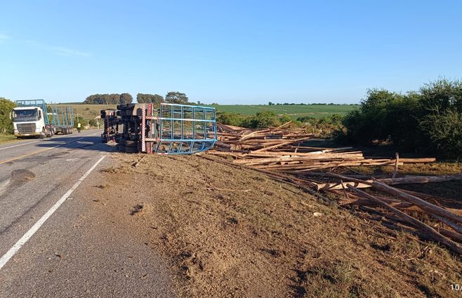 Siniestro con lesionados leves: camión volcó en la ruta 54 de Colonia. Foto: Policía Caminera.&nbsp;