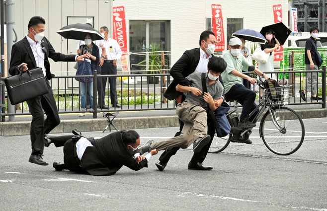 Momento en el que detienen al hombre que disparó y mató al ex primer ministro de Japón Shinzo Abe. (AFP).