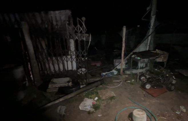 Foto: Subrayado. Vivienda incendiada, donde además se observa una manguera, posiblemente utilizada para la bomba molotov.