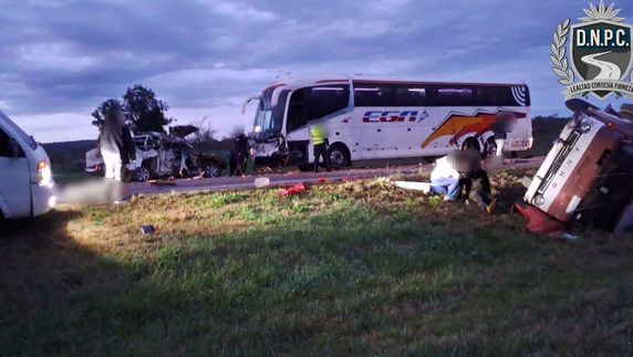 Tres personas lesionadas de gravedad tras el choque de un ómnibus, una camioneta y dos camiones en ruta 8 Tres personas lesionadas de gravedad tras el choque de un ómnibus, una camioneta y dos camiones en ruta 8