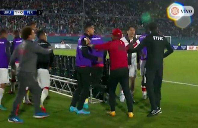 Protesta de los suplentes de Perú tras la atajada de Sergio Rochet.&nbsp;
