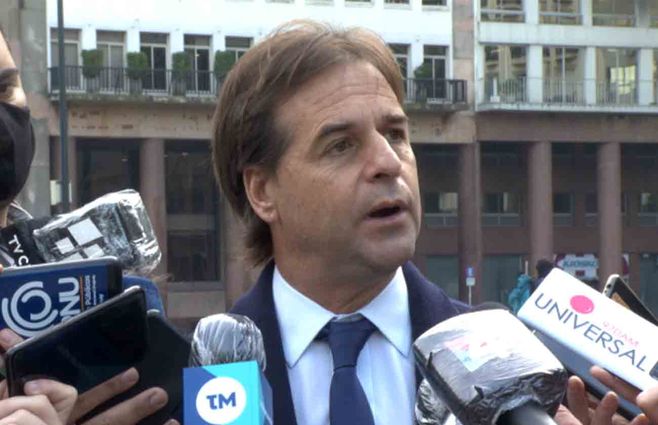 Lacalle-Pou-entrevista-plaza-independencia.jpg