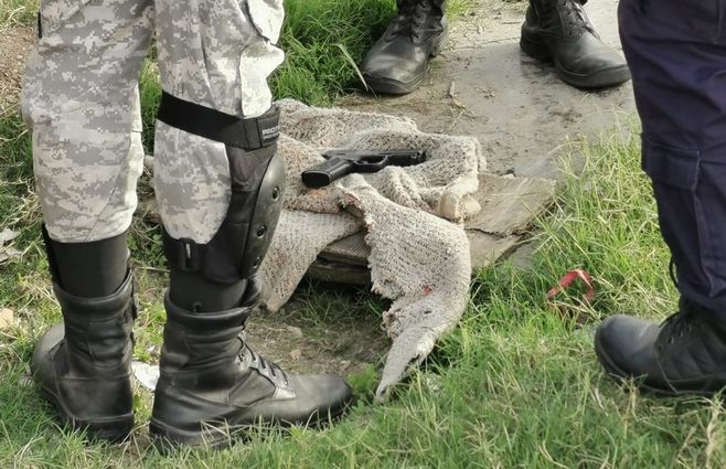 Arma incautada tras tiroteo en el barrio 1º de Mayo. Foto: Miguel Chagas