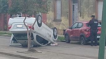taxi choco auto estacionado y volco en rocha; viajaban una mujer y su bebe de un ano