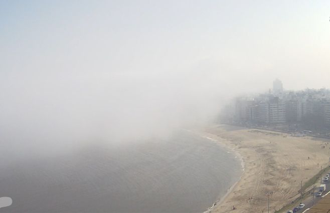 Playa-Pocitos-niebla-cámara-Antel.jpg