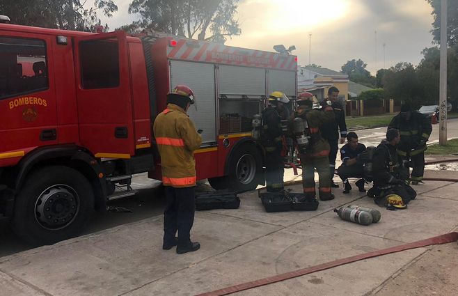 incendio-aserradero-bomberos.jpg