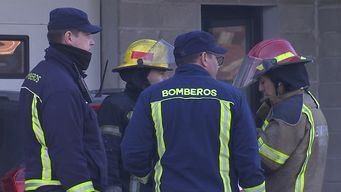 un incendio afecto el deposito de una planta procesadora de pescado en flor de maronas