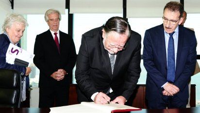 Bayardi firma como ministro de Defensa el 8 de abril de 2019