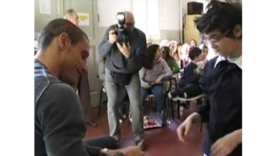 “Ruso” Pérez entrevistado por los niños de una escuela en Bologna