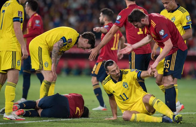 Partido de hacha y tiza entre España y Suecia. Ibrahimovic en el suelo