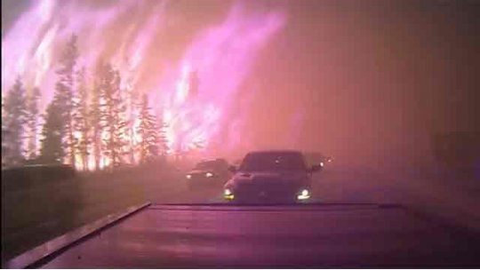 Impresionante lluvia de fuego en gigante incendio registrado en Canadá