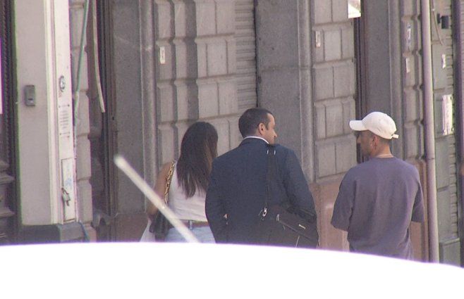 Foto: Subrayado. Cristian Kike Olivera acompañado de su abogado en Fiscalía.