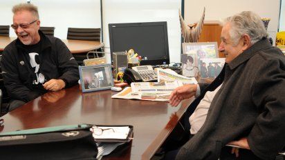 Leon Gieco recibido por Mujica en la Torre Ejecutiva en abril de 2013. El cantautor de Solo le pido a Dios será parte del lanzamiento de campaña