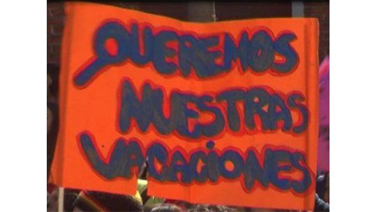 Cien liceales reclamaron por sus vacaciones frente al Parlamento