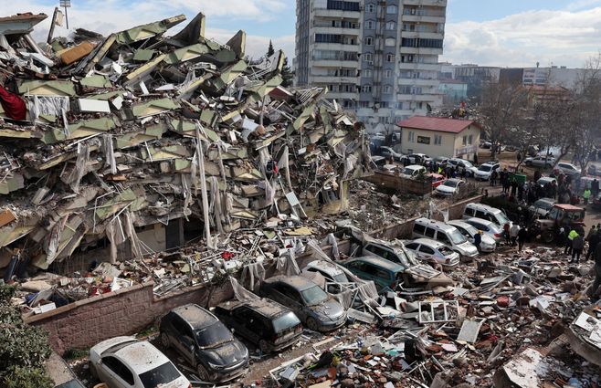 Terremoto-Turquía-edificio-derrumbe-AFP.jpg