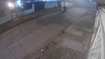 Una cámara de seguridad captó el intento de rapiña, en Jardines del Hipódromo.