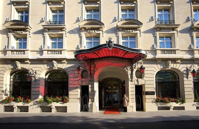 El lugar elegido por los Messi para los primeros días en París es el lujoso hotel cinco estrellas Le Royal Monceau, establecimiento que se encuentra ubicado en el 37 Avenue Hoche y que fue reformado por el famoso diseñador Philippe Starck. El mismo se encuentra a aproximadamente 15 minutos en auto del Parque de los Príncipes