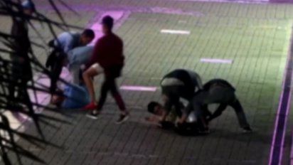 golpiza y rapina a dos jovenes quedo registrada en camaras de la ciudad vieja