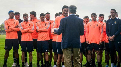 Foto: FocoUy. Yamandú Orsi les entregó el Pabellón Nacional a los jugadores en el Complejo Celeste.