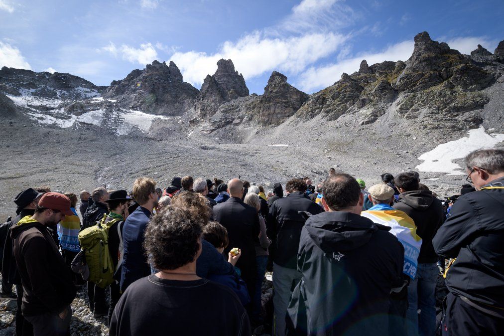Personas participan de una ceremonia para marcar la muerte del glaciar Pizol en Suiza