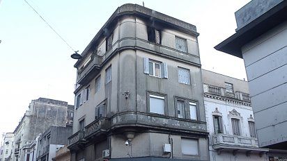 se incendio un apartamento y una mujer debio ser rescatada por bomberos